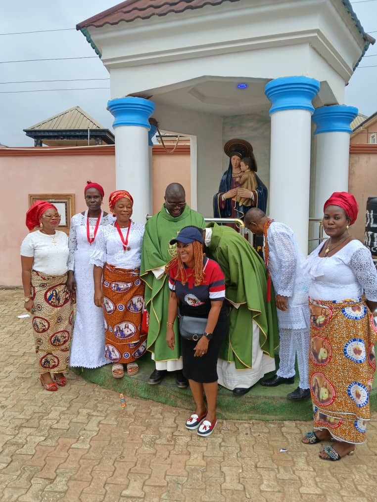 Members of the Sacred Heart of Jesus and Immaculate Heart of Mary society with the priest-in-charge (Rev Fr Emmanuel Avoseh) and a visiting priest ( Rev Fr Joseph Ogundipe)