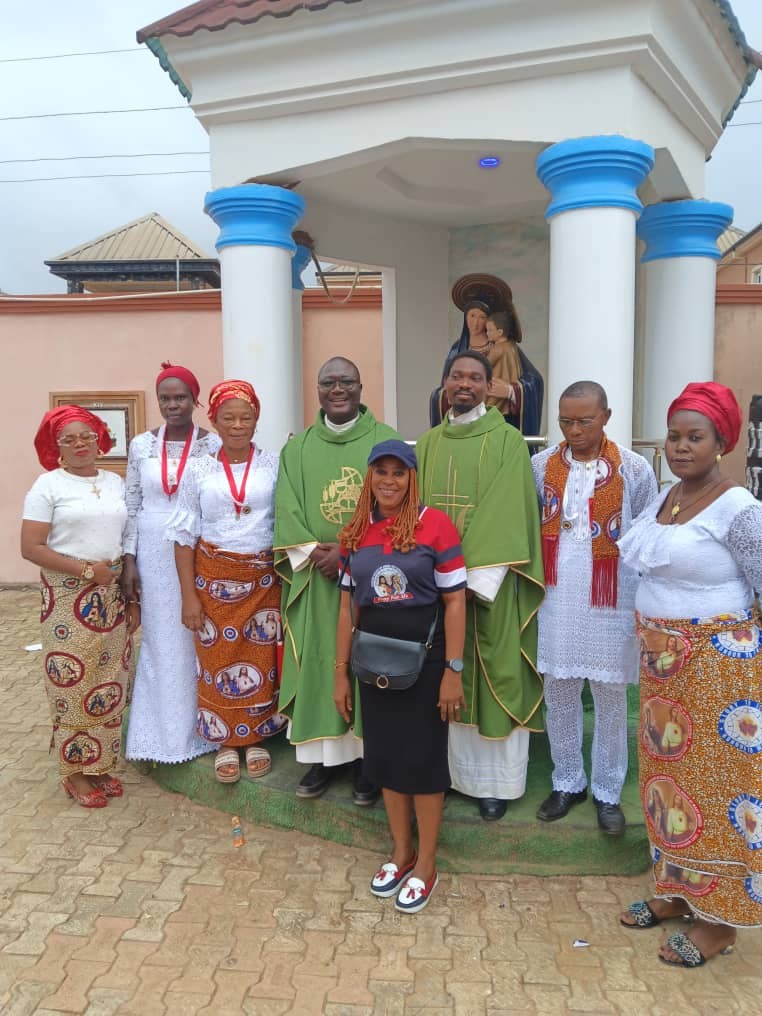 Members of the Sacred Heart of Jesus and Immaculate Heart of Mary society with the priest-in-charge (Rev Fr Emmanuel Avoseh) and a visiting priest ( Rev Fr Joseph Ogundipe)