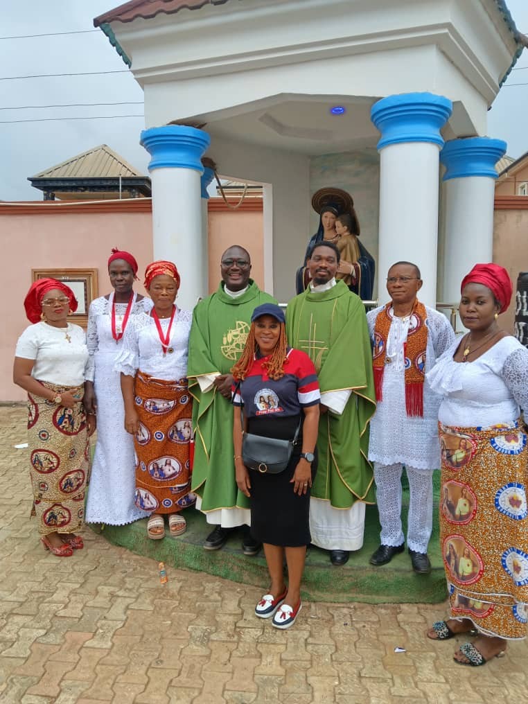 Members of the Sacred Heart of Jesus and Immaculate Heart of Mary society with the priest-in-charge (Rev Fr Emmanuel Avoseh) and a visiting priest ( Rev Fr Joseph Ogundipe)
