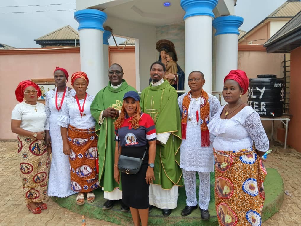 Members of the Sacred Heart of Jesus and Immaculate Heart of Mary society with the priest-in-charge (Rev Fr Emmanuel Avoseh) and a visiting priest ( Rev Fr Joseph Ogundipe)
