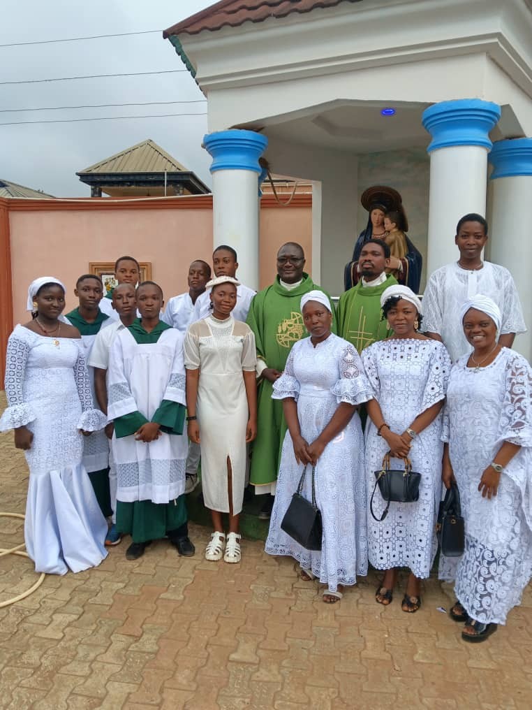 Newly confirmed Confirmation catechumen with the priest-in-charge (Rev Fr Emmanuel Avoseh) and a visiting priest (Rev Fr Joseph Ogundipe)