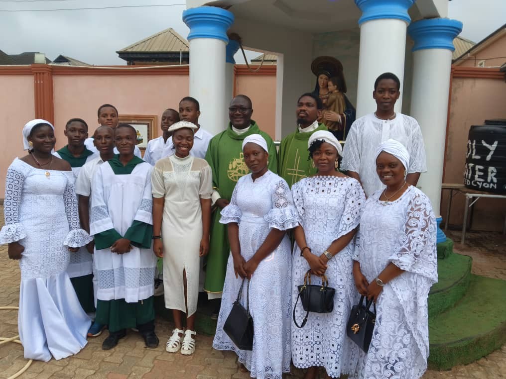 Newly confirmed Confirmation catechumen with the priest-in-charge (Rev Fr Emmanuel Avoseh) and a visiting priest (Rev Fr Joseph Ogundipe)
